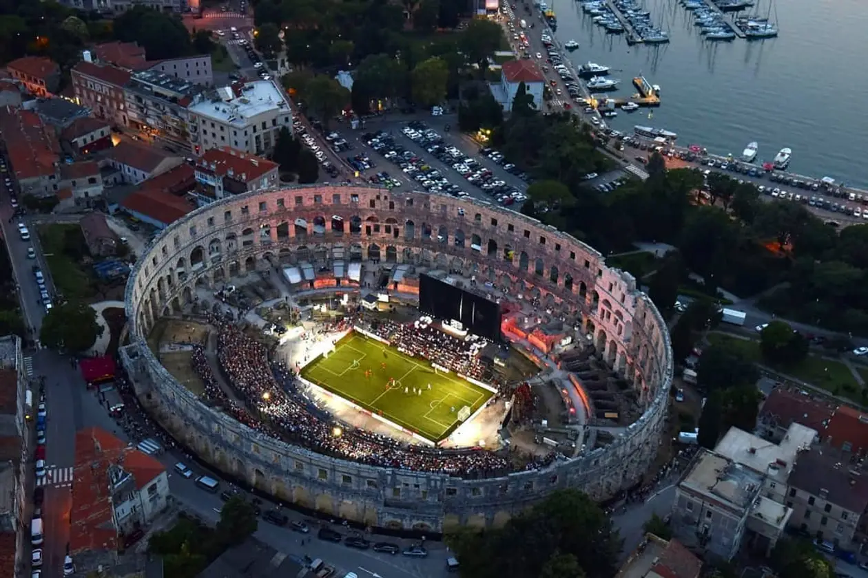 Легенды «Баварии» и сборной Хорватии сыграли в древнеримском амфитеатре. Фотки арены выглядят потрясно