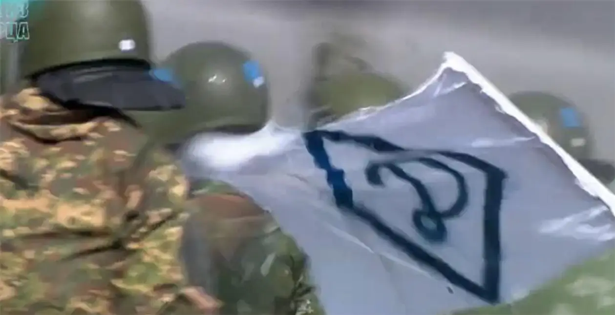 Лукашенко показали тренировку по разгону акций протеста — демонстранты шли с флагом «Динамо»
