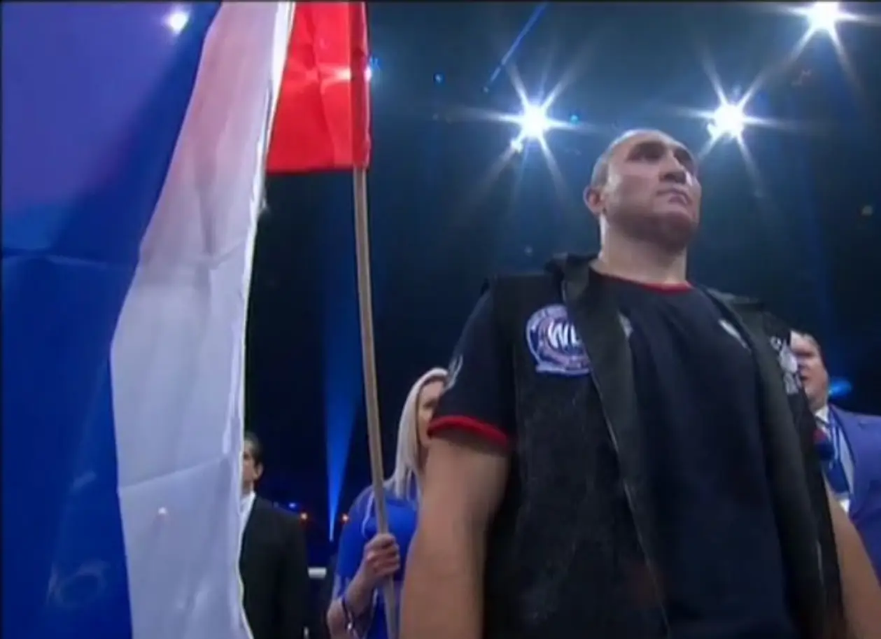 Белорусский боксер Устинов снова стал россиянином – и сразу проиграл чемпионский бой