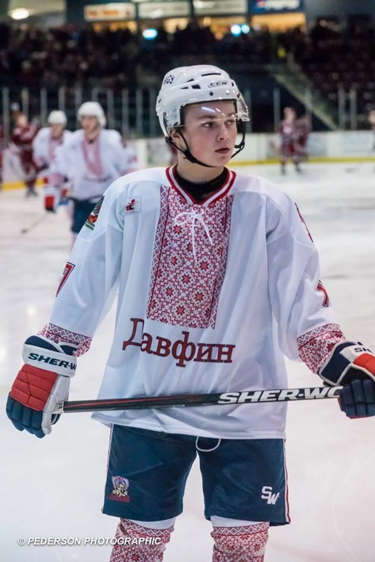 Канадские хоккеисты провели матч в украинских вышиванках