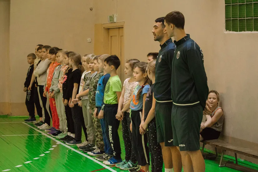 Как игроки «Ислочи» провели урок футбола в Заславской гимназии