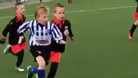 Какие голы забивает 5-летний сын Дирка Кюйта