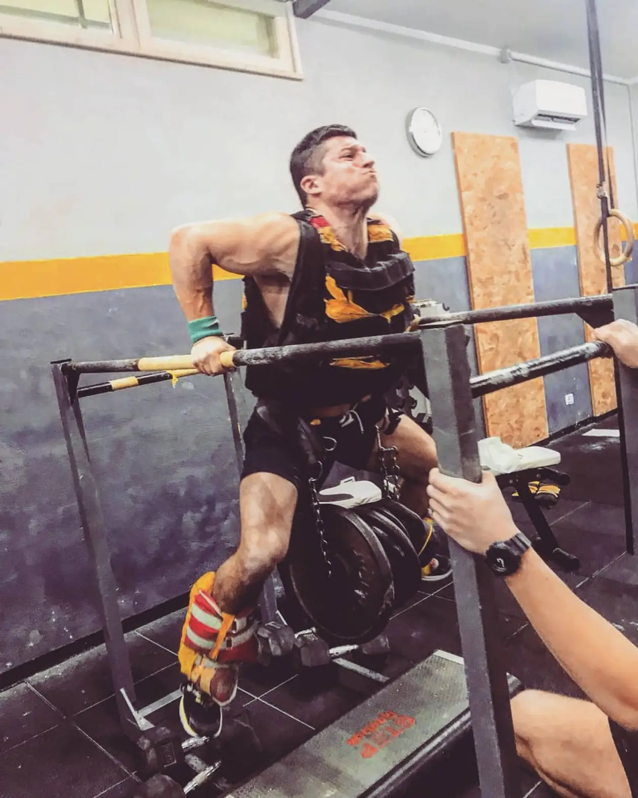 Секреты тренировок суставов от итальянского суперчеловека. Поднимает огромные веса в кривой технике, в чем смысл?