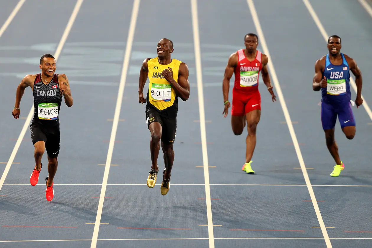 Андре де Грасс и Усэйн Болт на финише полуфинального забега на 200 метров