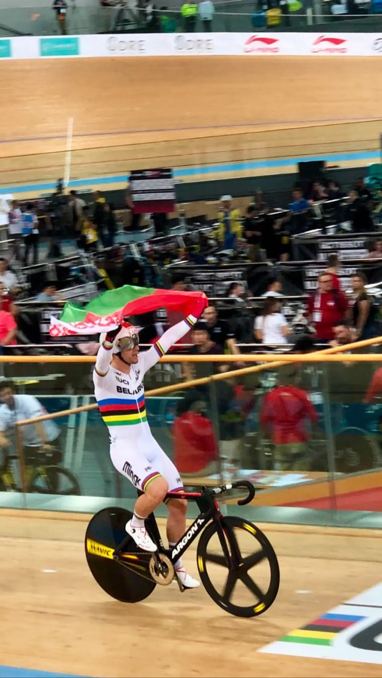 Белорус выиграл гонку и после финиша триумфально катил с флагом. Но судьи ошиблись и украли у него победу