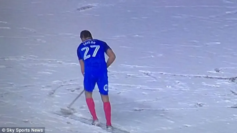 Футболист из Англии чистил поле от снега, чтобы не отменили победный матч