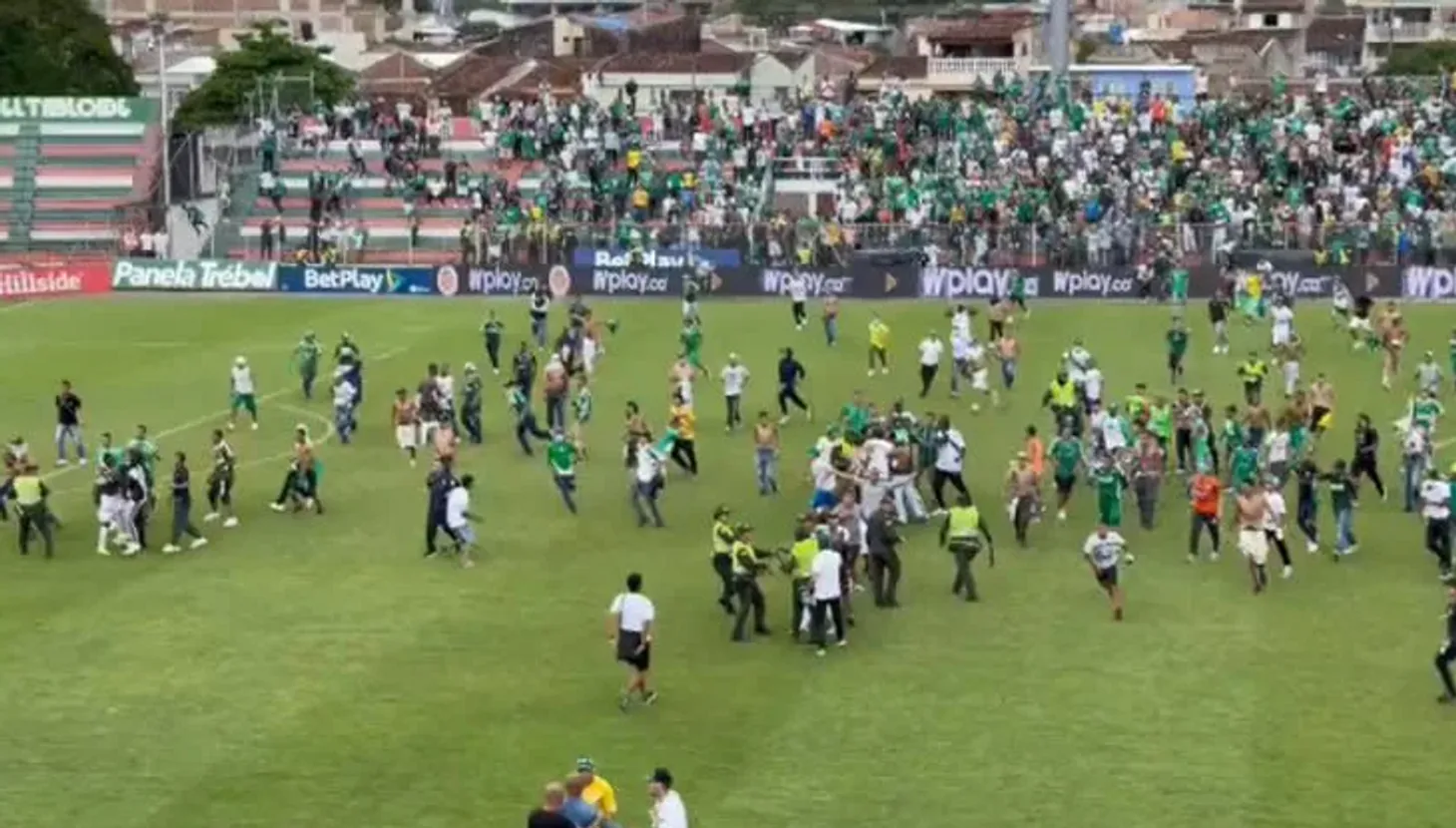 Фаны чемпиона Колумбии взбесились из-за результатов: 1400 человек атаковали игроков и тренера
