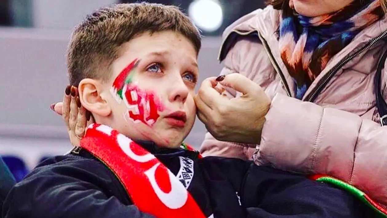 Парнишка расплакался после поражения  сборной Беларуси. Гаврус нашел его через соцсети