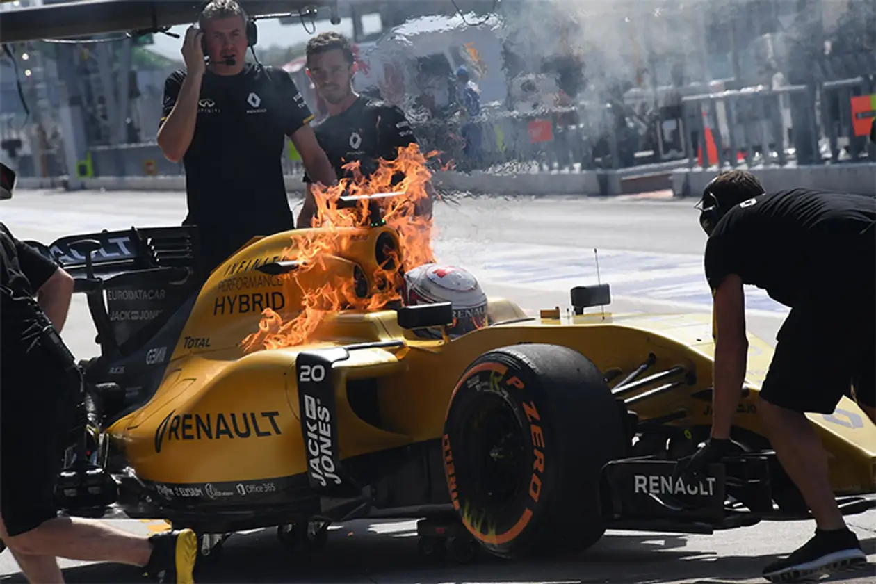Возгорание болида «Рено» на тренировке «Формулы-1»
