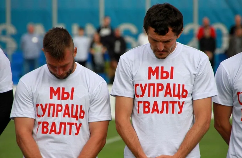 Футболисты «Крумкачоў» снова проявили солидарность, оставшись на своих местах после стартового свистка и аплодируя