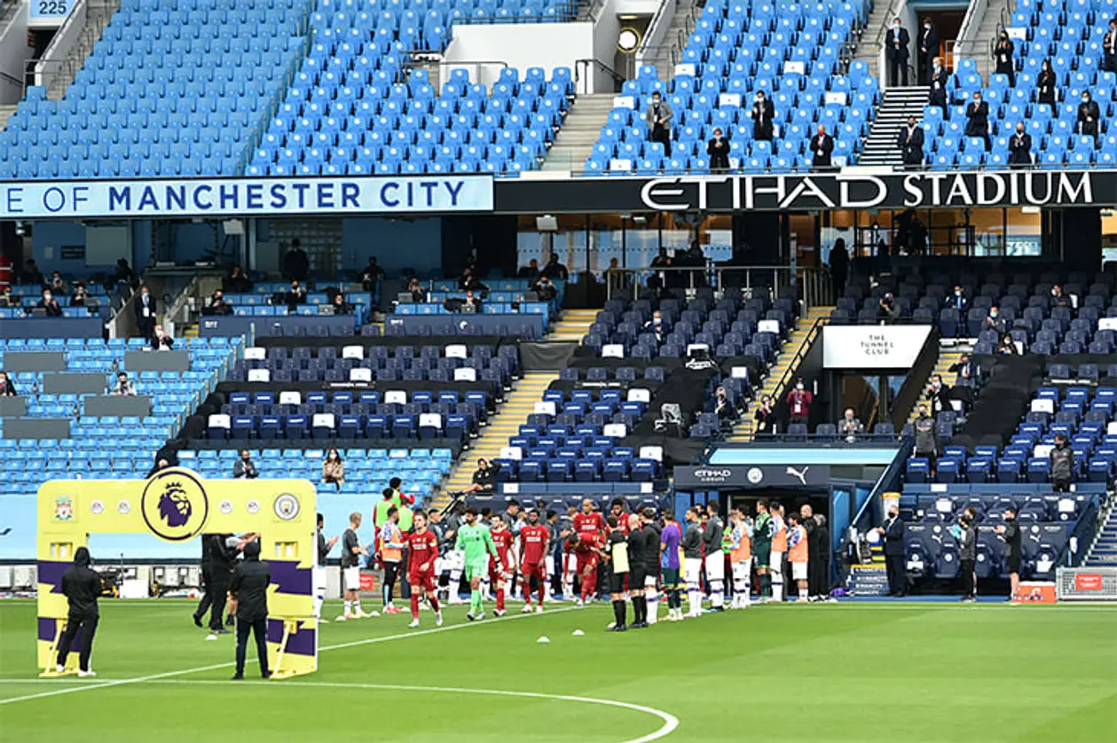 Игроки «Ман Сити» поздравили «Ливерпуль» чемпионским коридором. На немом «Этихаде» это смотрелось вяло