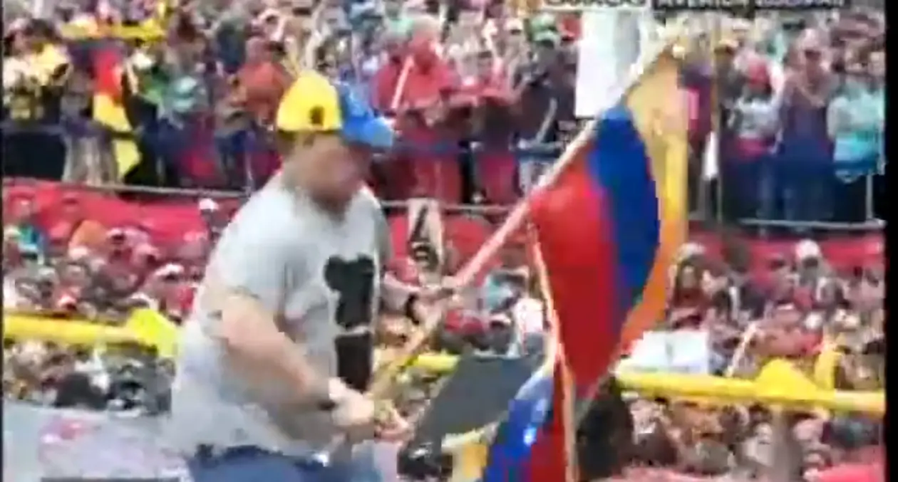 Марадона пляшет на митинге в Венесуэле, агитируя за Мадуро. Почему-то не в атрибутике брестского «Динамо»