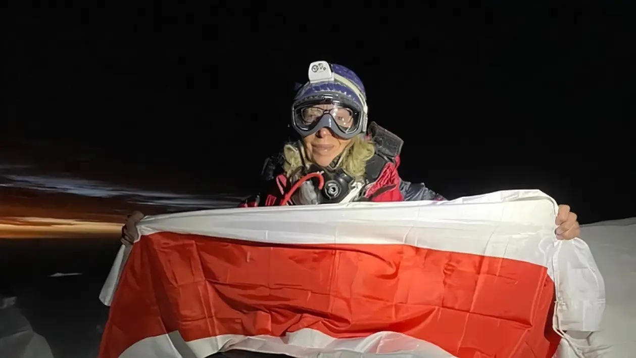 Беларуска покорила седьмую топ-вершину мира в 64 года – с собой БЧБ-флаг, на Эвересте поддержала и Украину