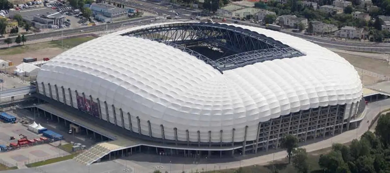 Матч середняков в польском Гомеле: 43-тысячный стадион, пиротехника, дым и крутой фан-шоп