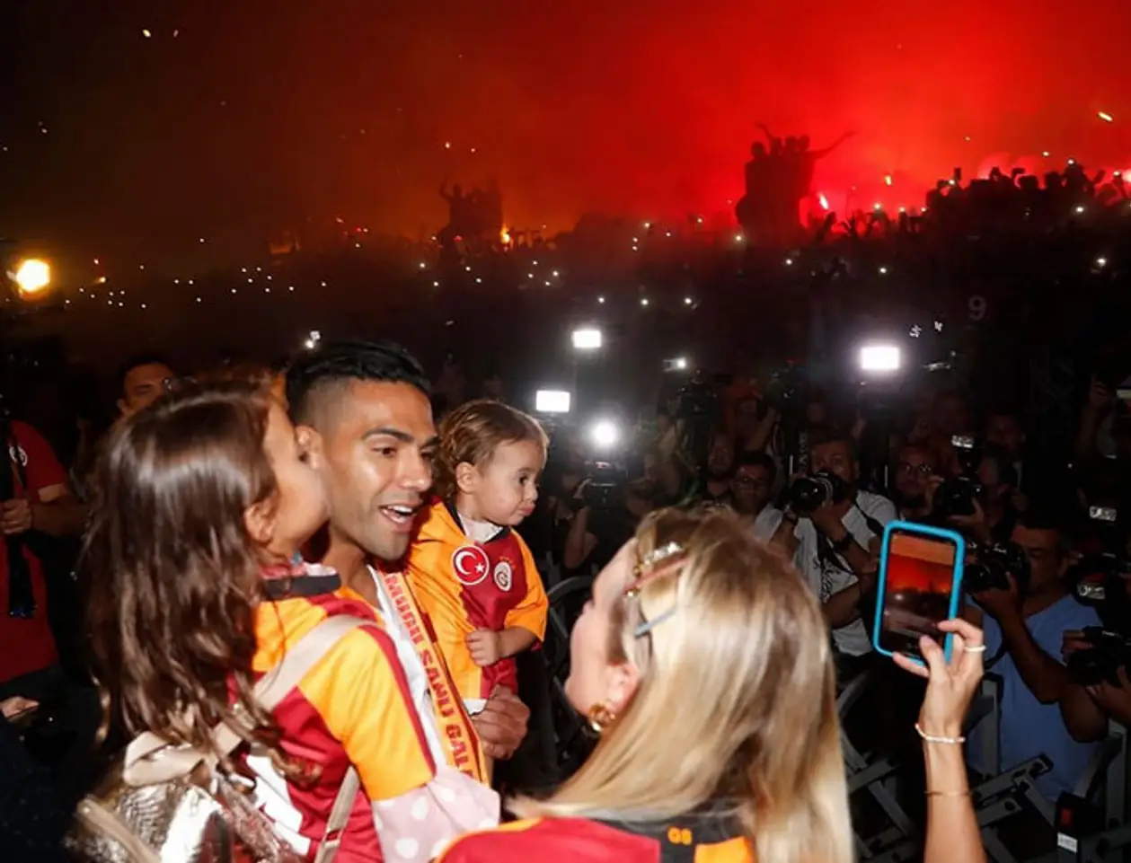 25 тысяч фанатов «Галатасарая» встретили Фалькао в аэропорту. Ждали 6 часов и устроили шоу