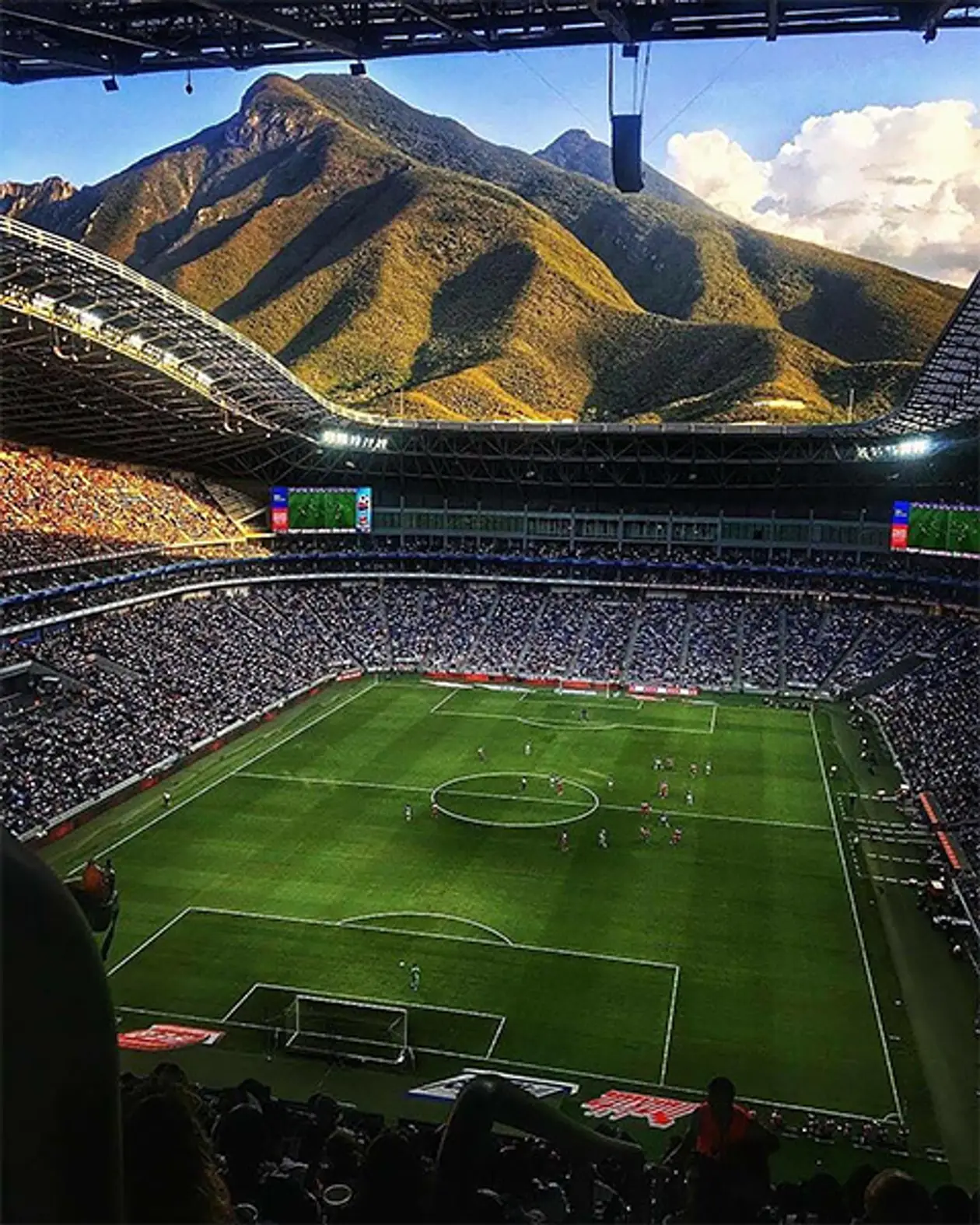 Шикарный вид с трибуны стадиона мексиканского клуба «Монтеррей». Живопись