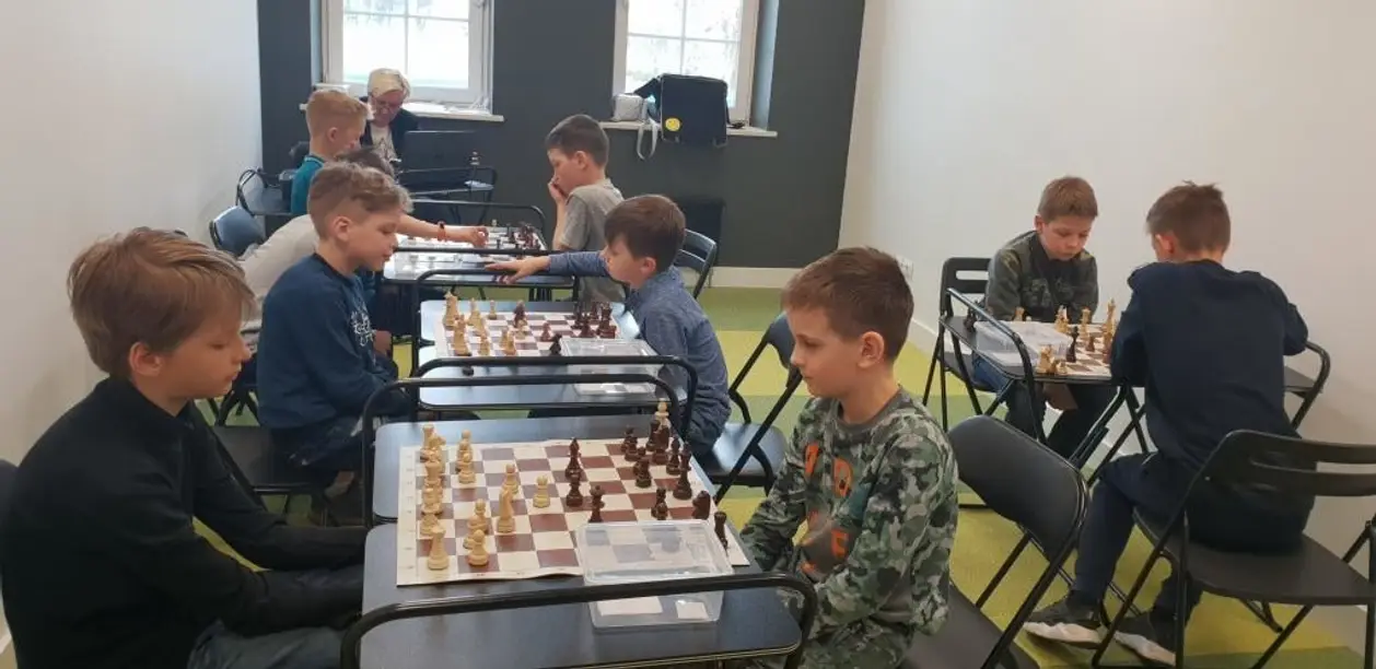 В Минске юных футболистов обучают шахматам. Зачем? Разве это поможет на поле?