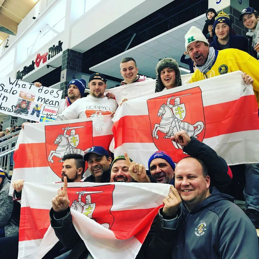«Работница Федерации хоккея попросила нас не размахивать «этими вот флагами». Как за белорусов болеют на МЧМ в США