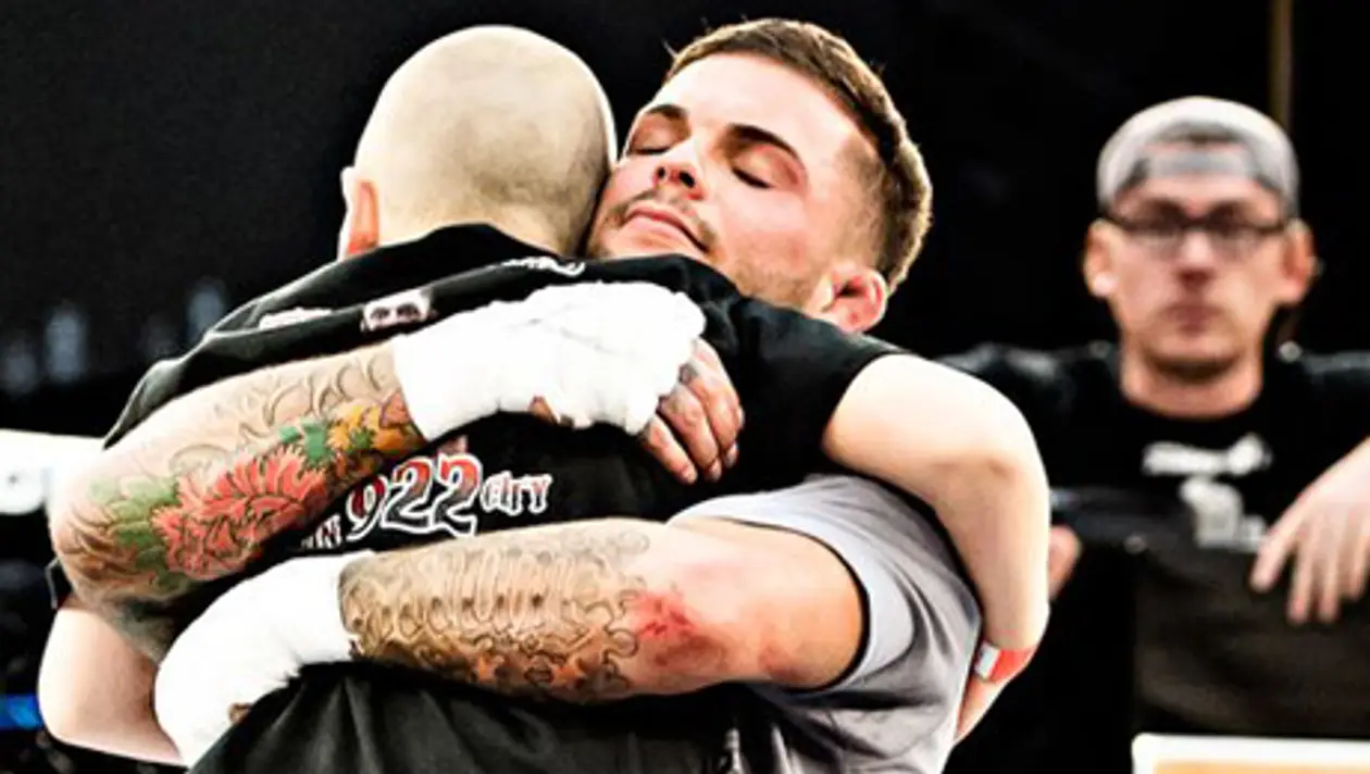 «Пообещай мне, что победишь рак, а я обещаю, что попаду в UFC». Как боец ММА и тяжело больной ребенок спасли друг друга