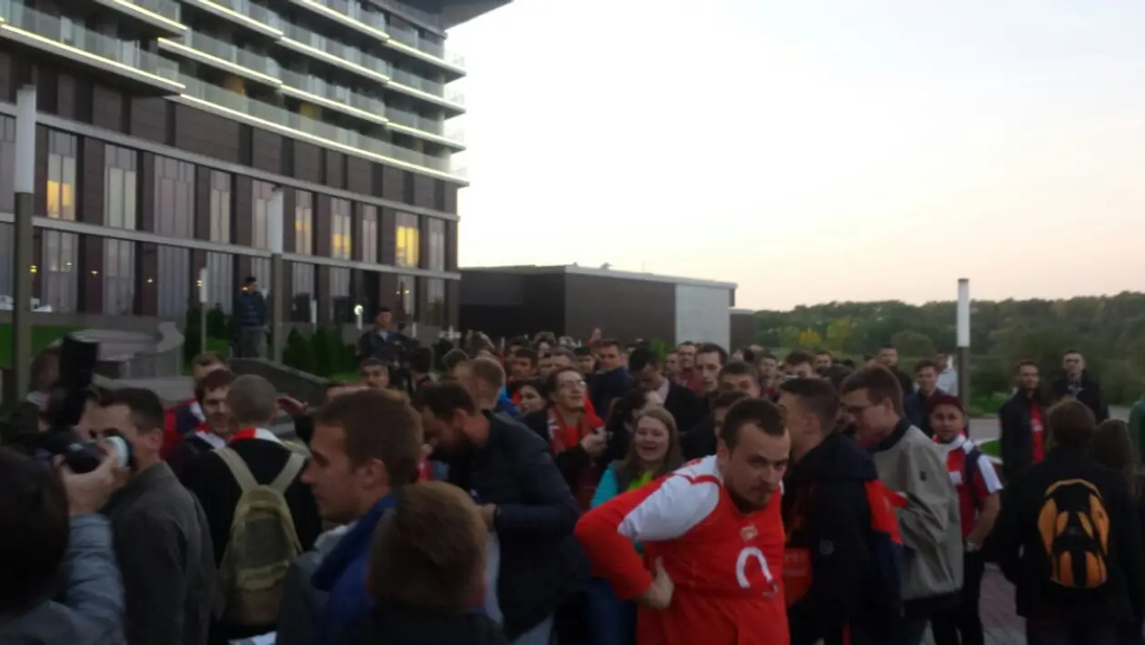 «ОМОНовцы сказали уйти». Белорусские болельщики увидели «Арсенал», но не так, как планировали