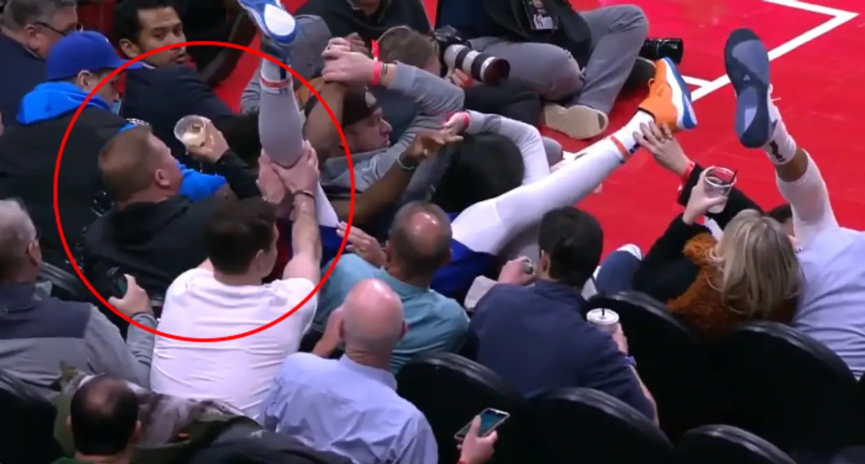 На болельщика во время матча упал баскетболист «Детройта» — он невозмутимо продолжил пить свое пиво
