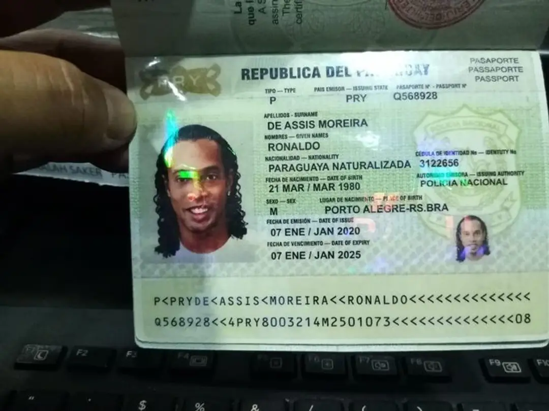 Роналдиньо паспорт