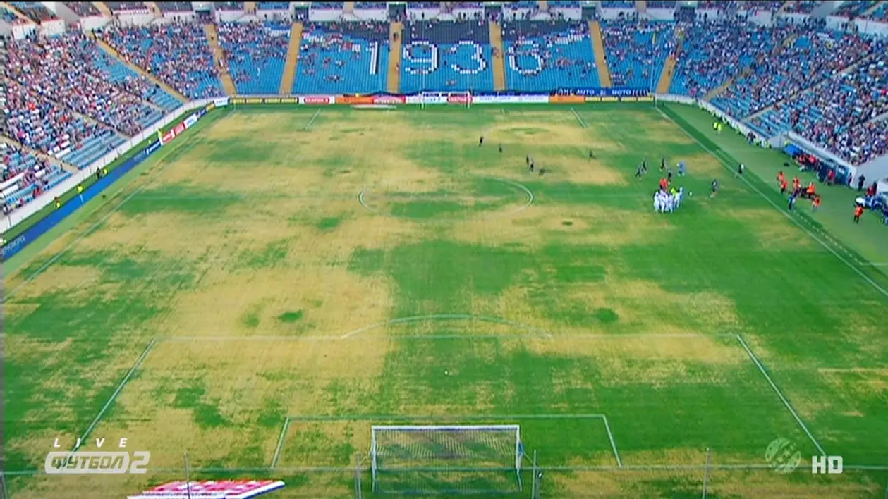Газон стадиона «Черноморец» во вчерашнем матче с киевским «Динамо»