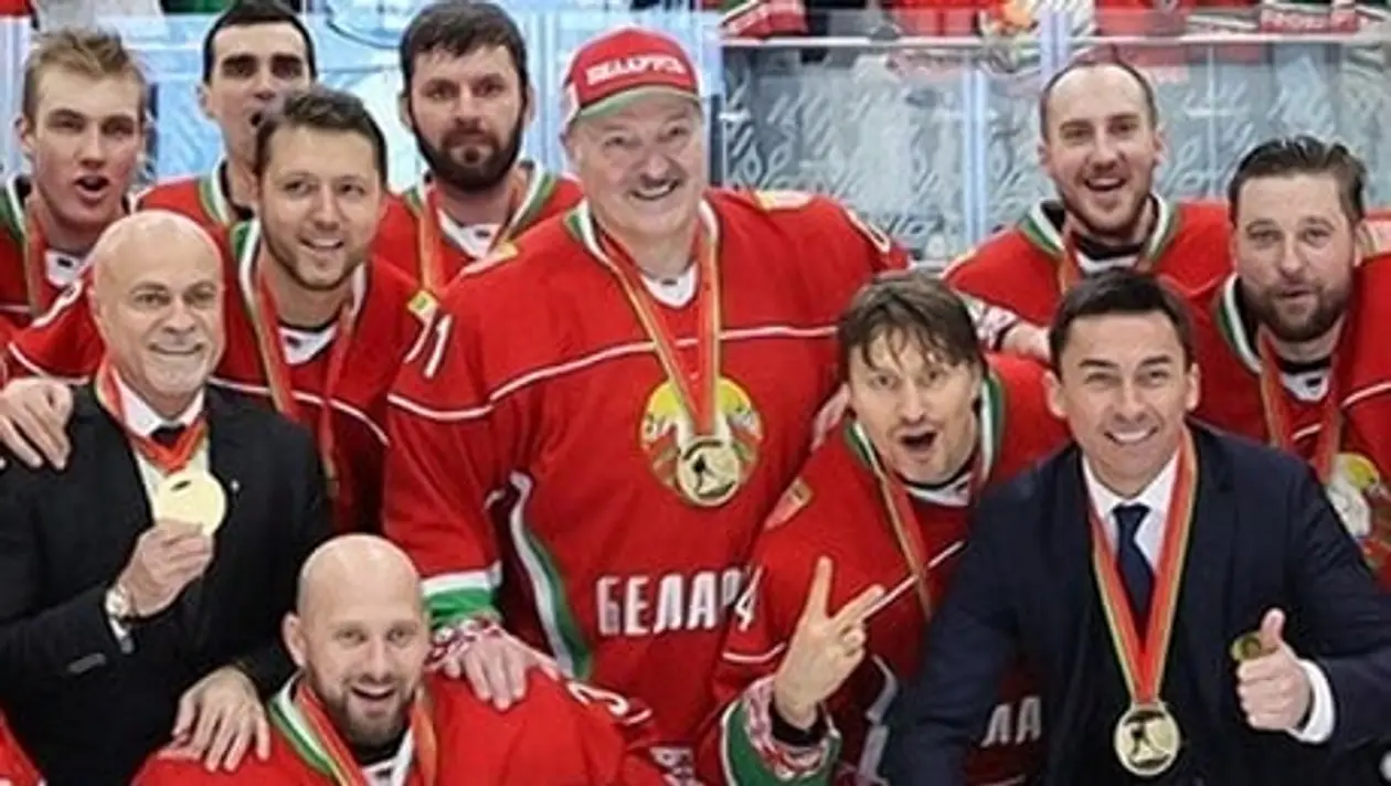Что за люди облепили Лукашенко после хоккея (ближе Коли!): Басков с друзьями, Грабовский с victory и вратарь, получавший клюшкой по голове