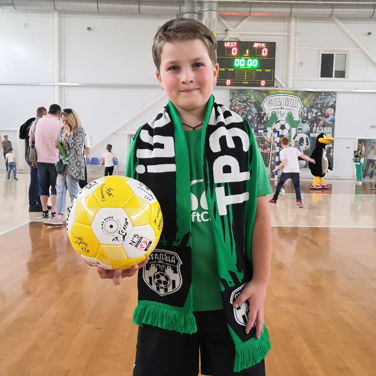 8-летний Стас поддерживает «Столицу» на всех матчах сезона – команда отблагодарила его мячом с автографами и победой