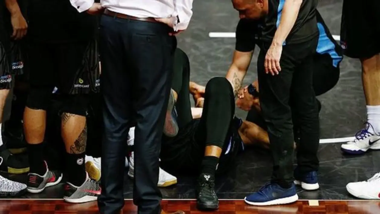 Новозеландскому баскетболисту выбили глаз во время игры