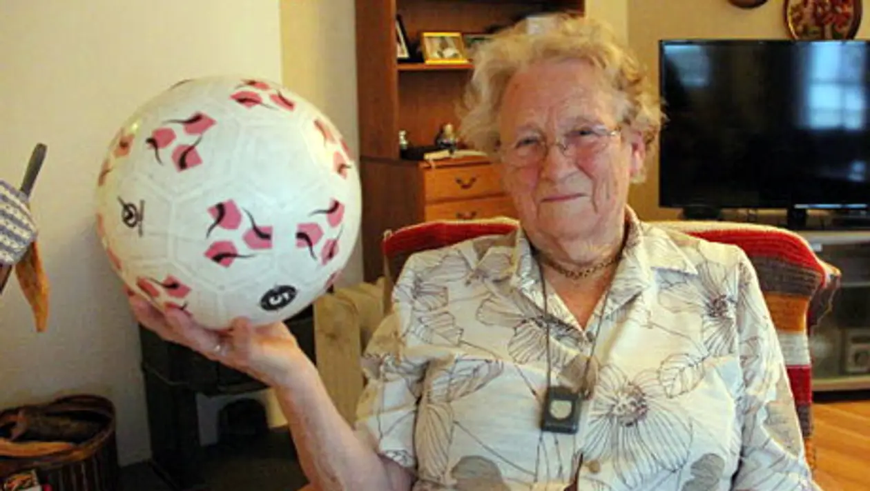 Бабушка дня. 90-летняя норвежка набивает мяч 1000 раз