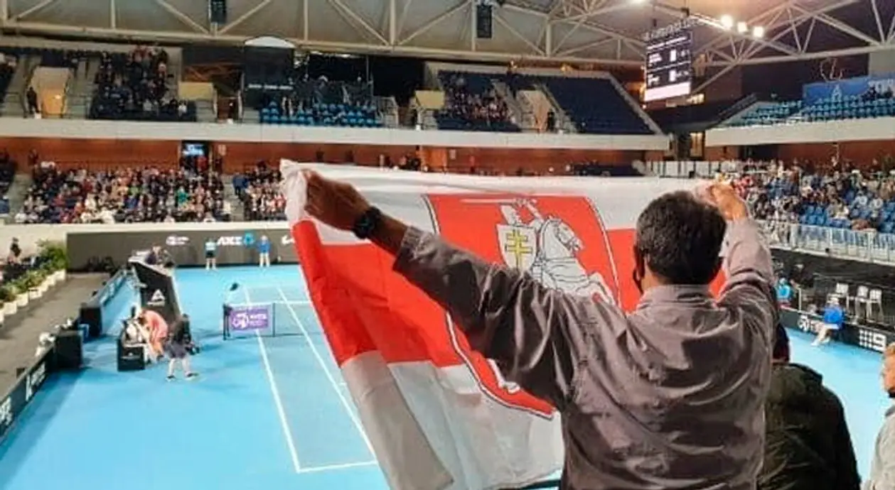Беларусы в Австралии поддержали Азаренко на матче со Швентек. Все как положено – с бчб-флагами и Пагоней