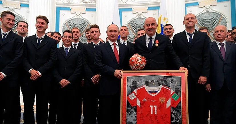 Путин наградил футбольную сборную России. Спортсмены других видов не поняли этого