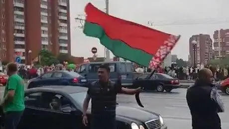 Басков дня: нацепил флаг на клюшку и качает под «Саня останется с нами»