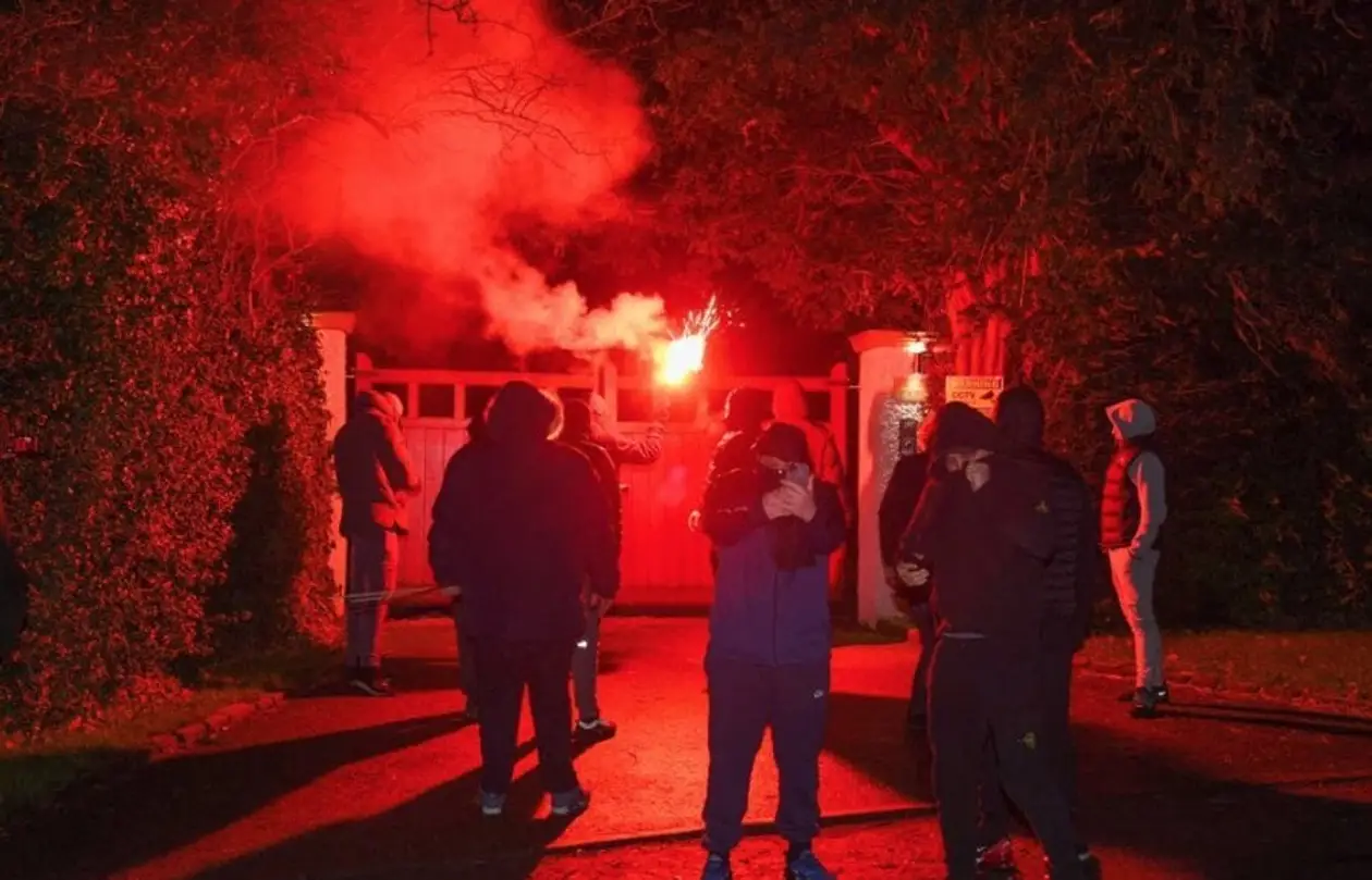 Фанаты «МЮ» напали на дом Вудворда: закидали файерами и требуют отставки