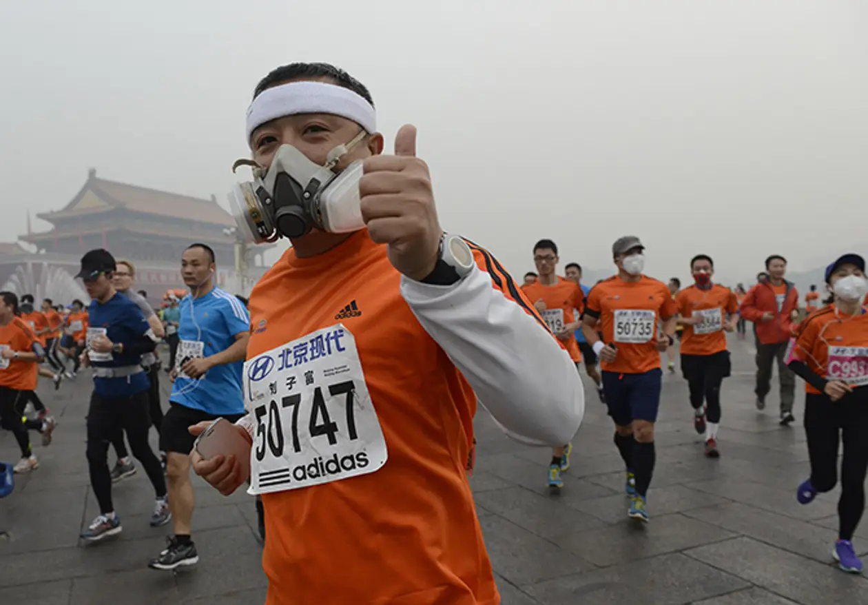 Это смог. Китайцы бегут марафон в масках