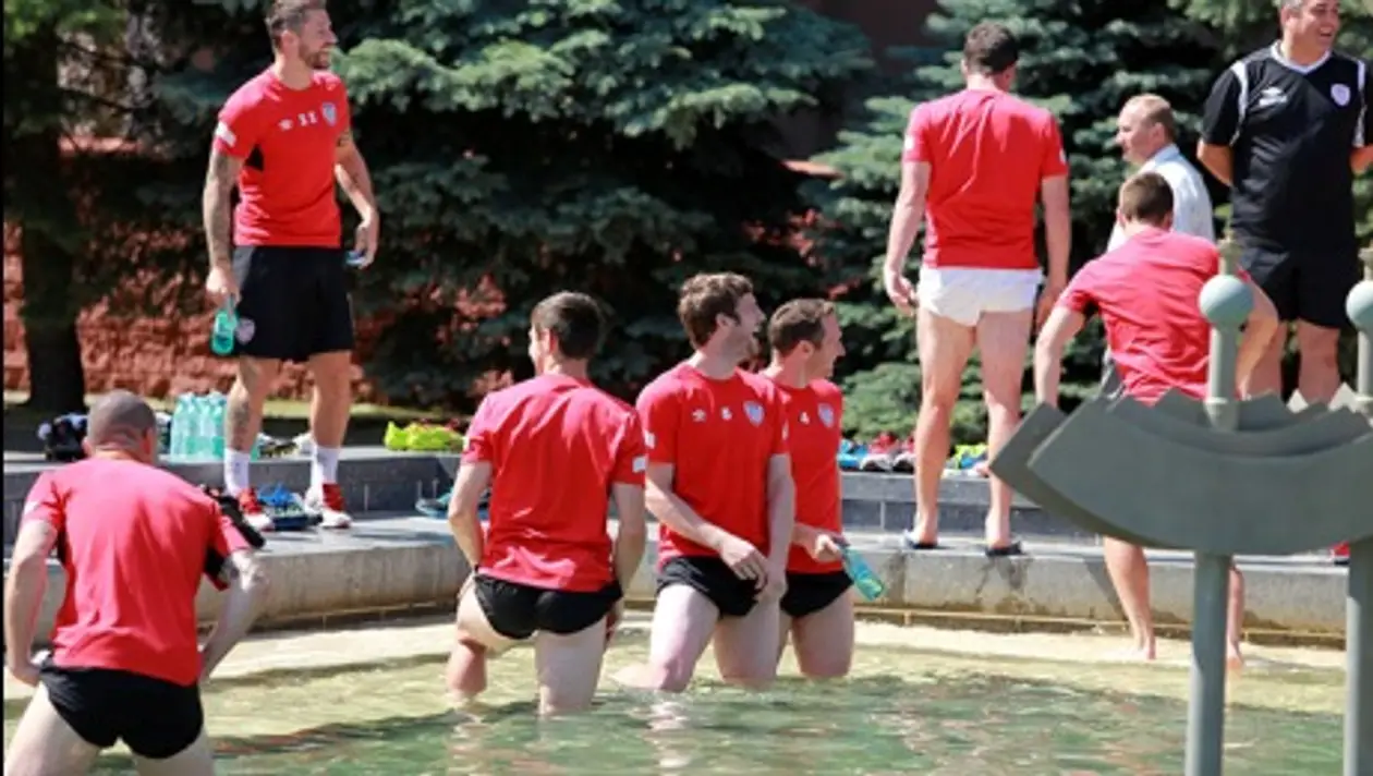 Фото дня. Футболисты «Дерри Сити» купаются в солигорском фонтане