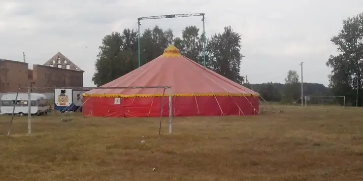 Цирк-шапито на футбольном поле в Беларуси. В прямом и переносном смысле