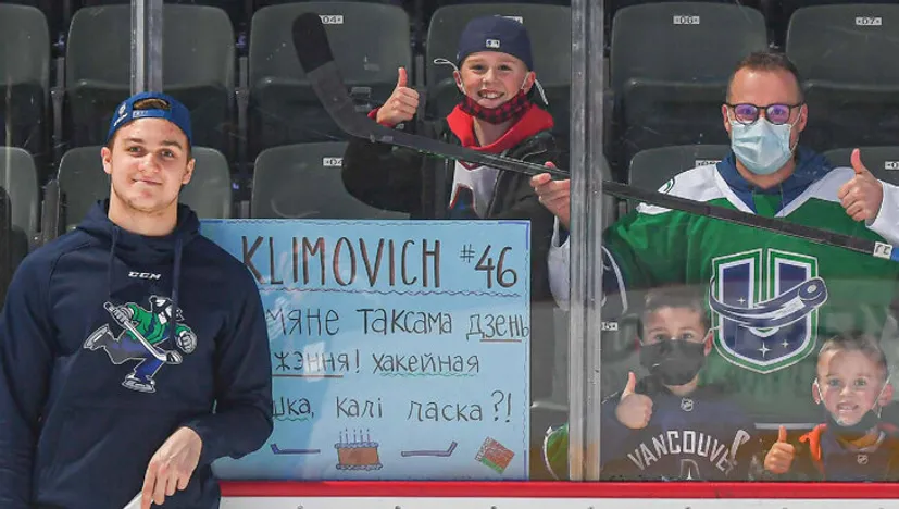 Беларус, который играет в НХЛ, подарил джерси болельщикам с БЧБ. А еще одному нашему за океаном напомнили пра родную мову