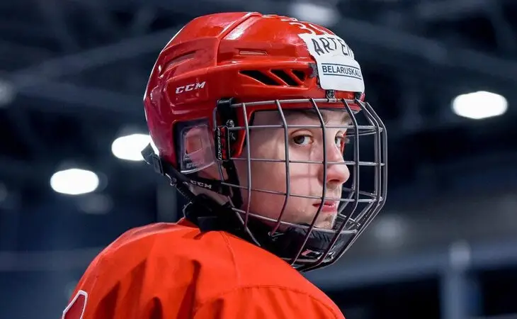 Скауты из НХЛ приехали посмотреть на него в Раубичи, «Динамо» хотело заявить в КХЛ. Что за 16-летний беларус дебютировал за сборную в первом звене