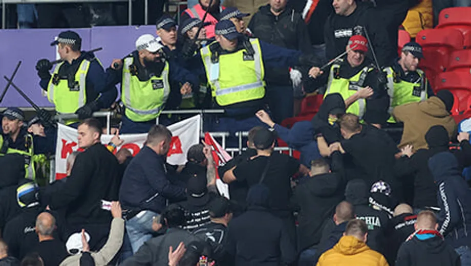 Шум в группе I: Албания – Польша остановили на 20 минут из-за града бутылок, венгры дрались с полицией в Англии
