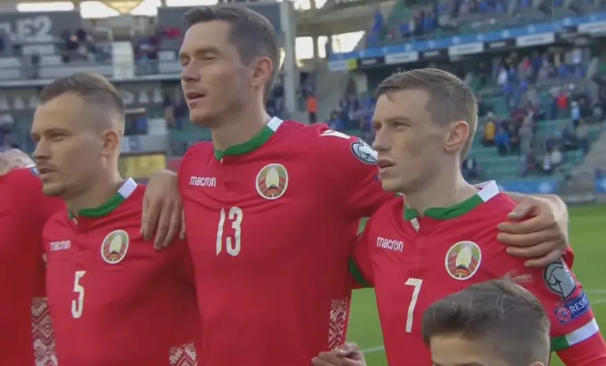 Сборная Беларуси играет в Таллинне: пели гимн всей командой, а на трибунах БЧБ-флаги