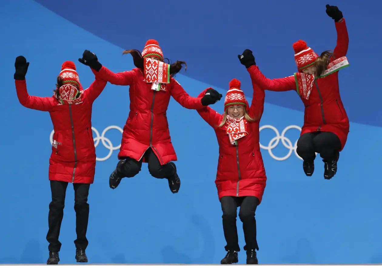 Белорусские биатлонистки получили золотые медали, спели гимн хором и хорошенько прыгнули