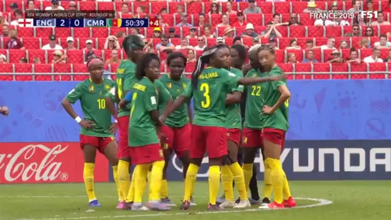 Камерунские футболистки психанули в матче с Англией. Протесты против VAR, плевок в соперника, отказ разыгрывать мяч после гола