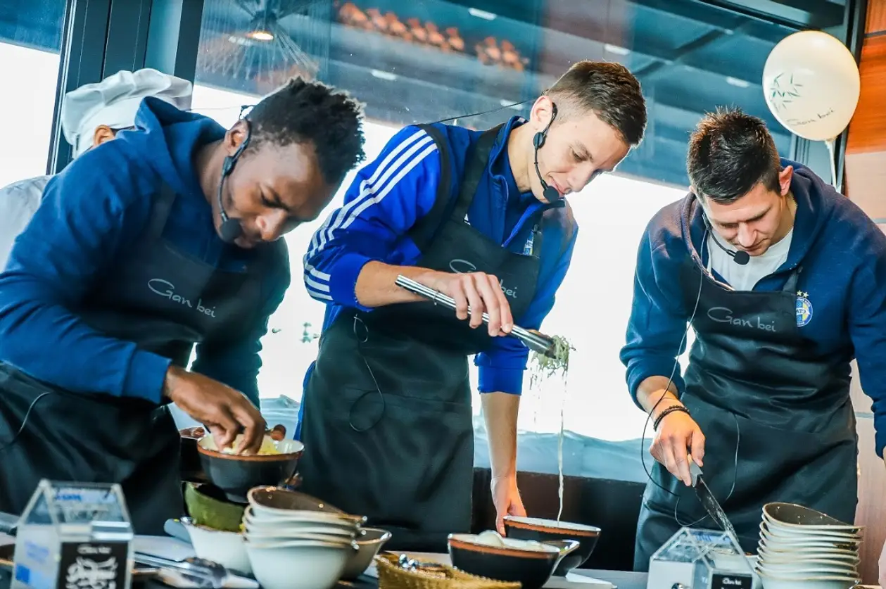 Игроки футбольного клуба БАТЭ устроились на кухню минского ресторана, чтобы приготовить «Добрый суп»