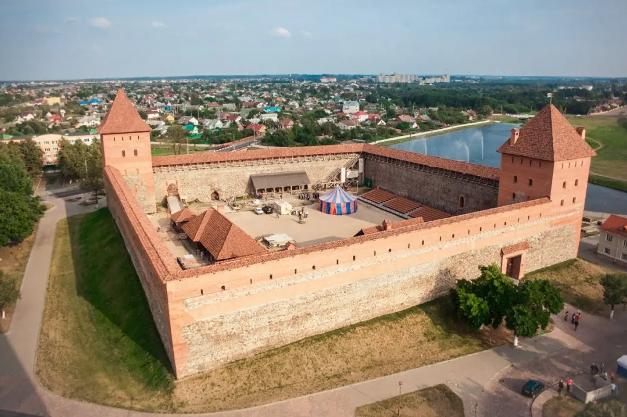 Как в Беларуси средневековый замок превратили в футбольный стадион. На нем играли до 1970-х