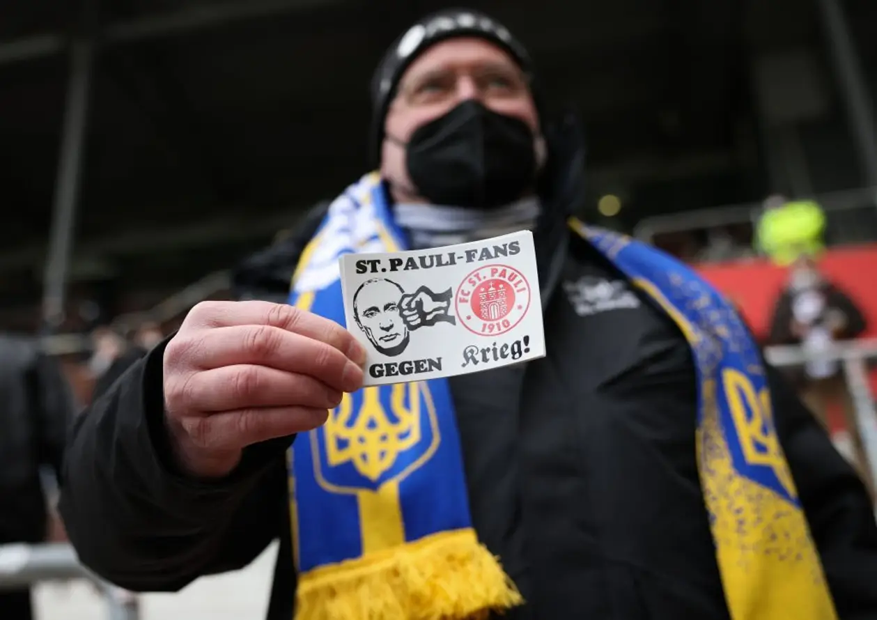 ГосТВ не показывает матчи АПЛ – ведь там поддерживают Украину: собирают деньги, капитаны сменили повязки, болельщики приносят флаги и плакаты против войны