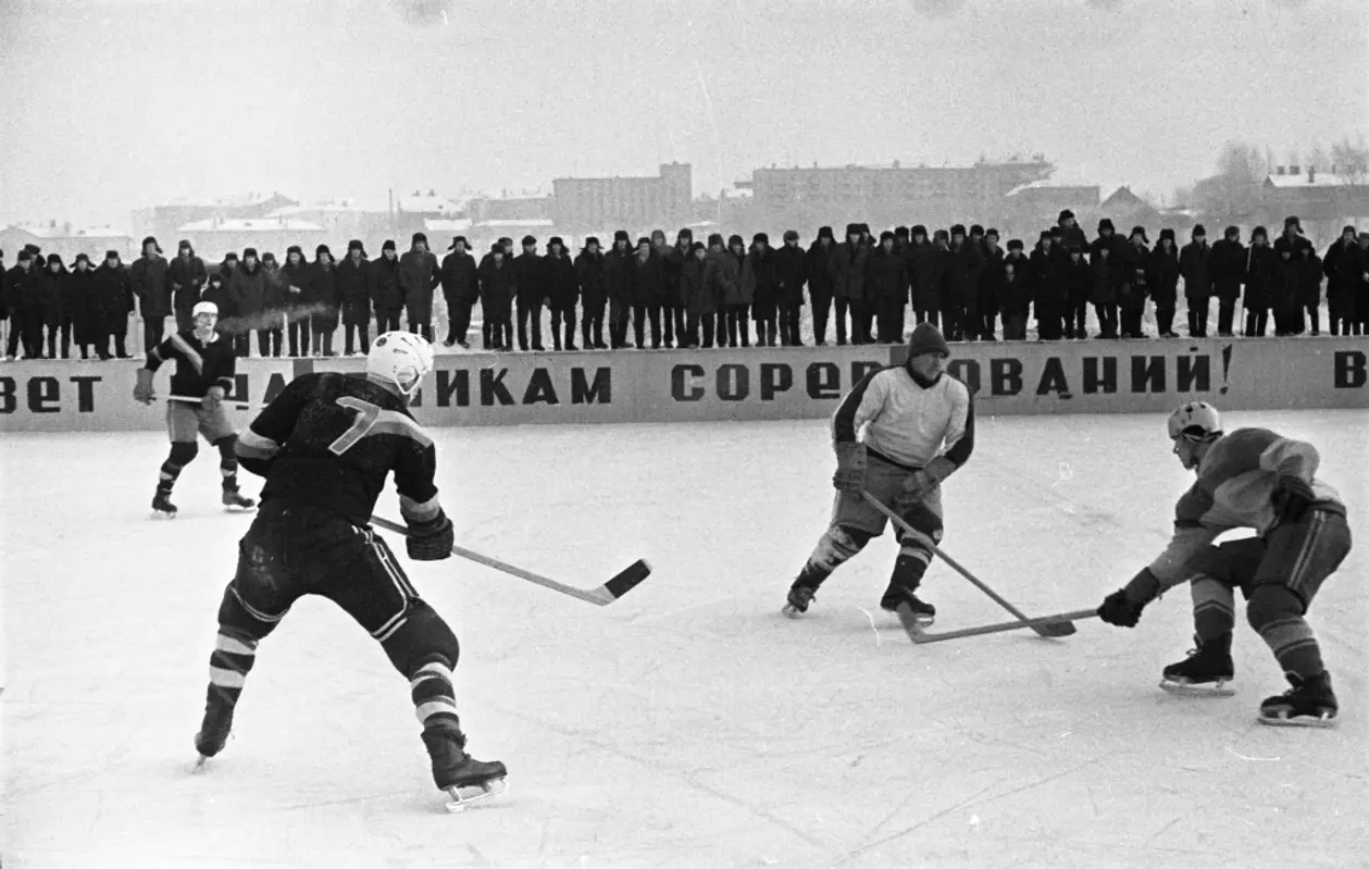 «На «Динамо» лед заливали ЗИЛы». Как в Беларуси играли в хоккей, когда не было Дворца спорта и «Минск-Арены»