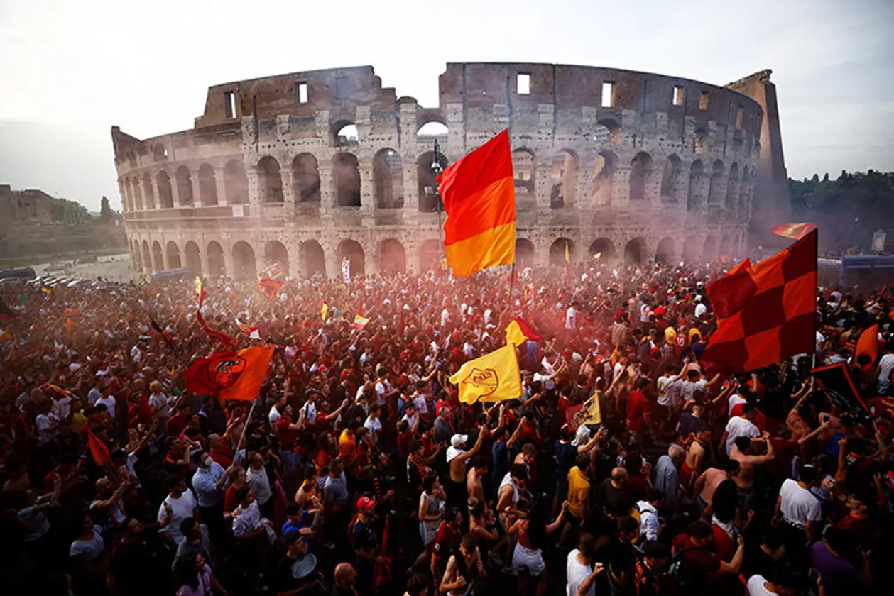 Пестрый парад «Ромы» напротив Колизея – скажите им, что Лига конференций не топ!