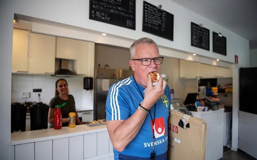 Событие года в футболе: тренер сборной Швеции получил диплом за любовь к хот-догам. Это не шутка, он знает идеальный рецепт  